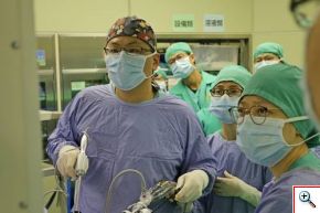 一般外科主任陳言丞醫師(左)使用腹腔鏡手術，取出蔡媽媽的右側腎臟。